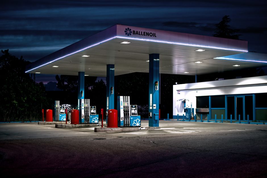 Tankstelle nachts und sonntags — wo offen ist und was du kaufen darfst